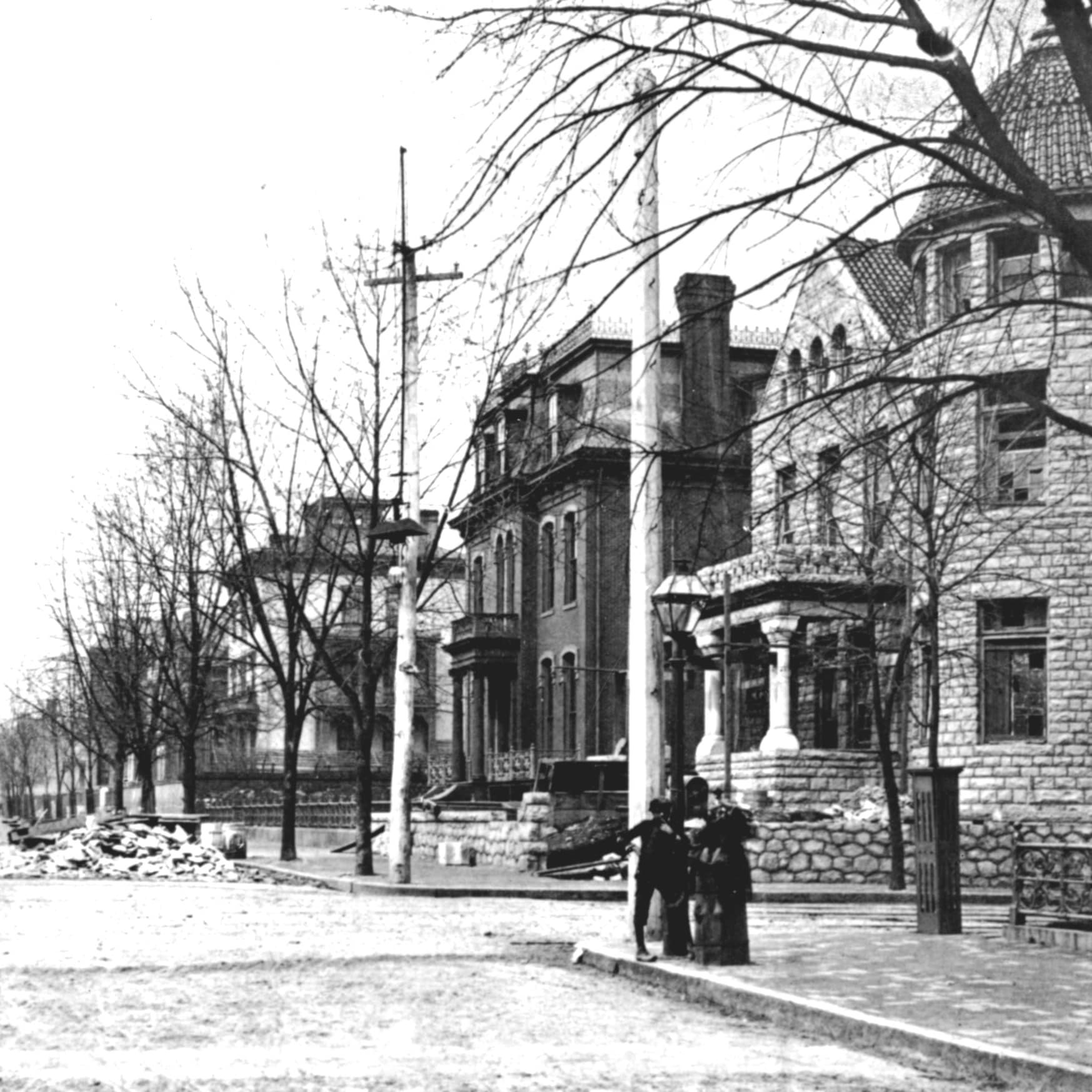 A photo of the houses on Franklin Street from 1891. The large mansions are still standing in present time.